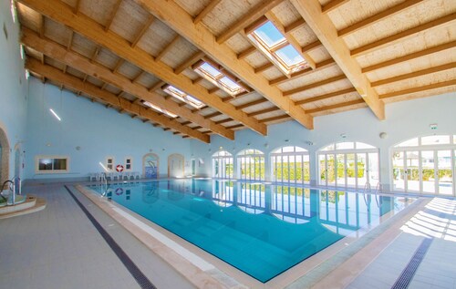 Luxury 2BR Apt w/ Pools & BBQ – Portimão/Alvor