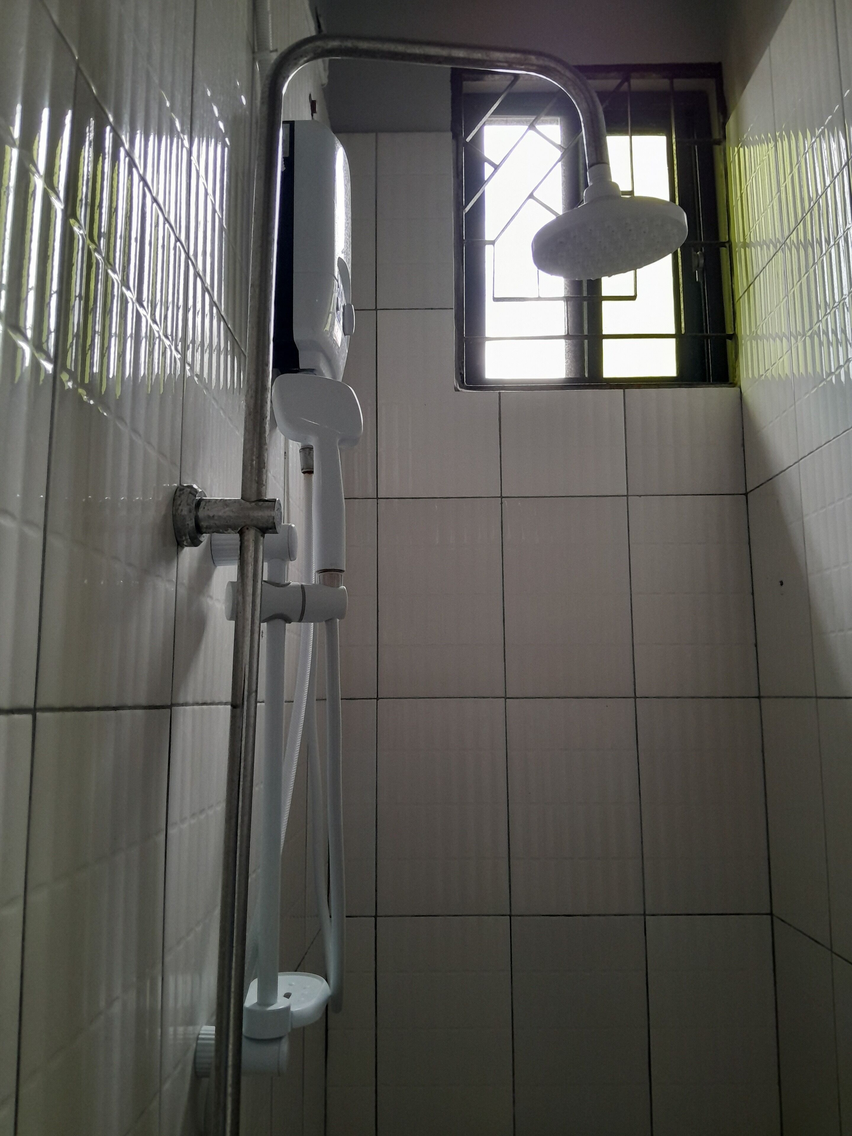 Dusche, kostenlose Toilettenartikel, Handtücher, Seife
