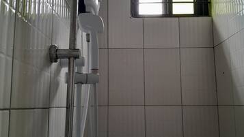 Dusche, kostenlose Toilettenartikel, Handtücher, Seife