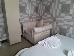 Deluxe Double Room | Desk, laptop workspace, free WiFi - Happy Classic Lodge (Dar es Salaam)