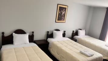 Quarto triplo conforto, vista para o parque | Escrivaninha, Wi-Fi de cortesia