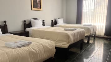 Quarto triplo conforto, vista para o parque | Escrivaninha, Wi-Fi de cortesia