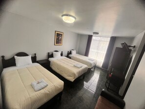 Chambre triple Confort, vue sur le parc | Bureau, accès au Wi-Fi (inclus)