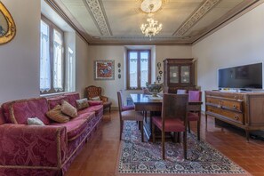 Televisión y chimenea 