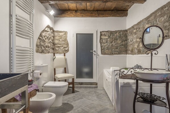 Douche, baignoire à jets, sèche-cheveux, bidet