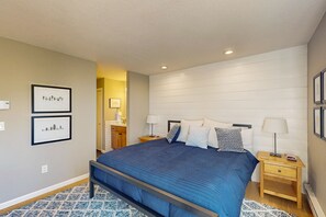 2 bedrooms, iron/ironing board, internet, bed sheets