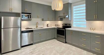 Renovated & Chic Maple Heritage Home