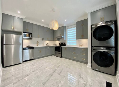 Renovated & Chic Maple Heritage Home