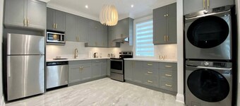 Renovated & Chic Maple Heritage Home