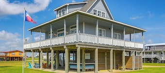 Ocean Views: Pet-Friendly Surfside Beach Gem