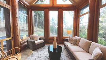 Smart-tv, eldstad, bordsfotboll och böcker