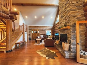 Smart TV, chimenea, futbolito y libros