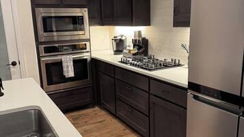 Frigorífic, microones, forn i placa de cuina