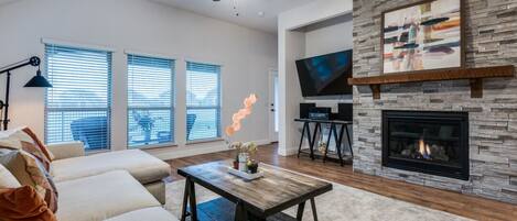 Smart TV, chimenea, monitor de computadora