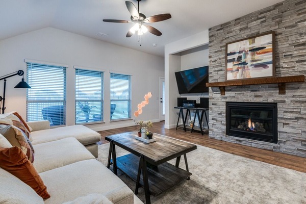 TV connectée, cheminée, écrans d'ordinateur