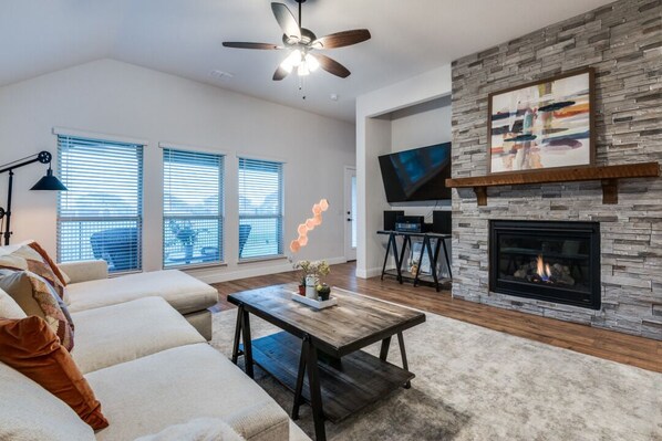 TV connectée, cheminée, écrans d'ordinateur