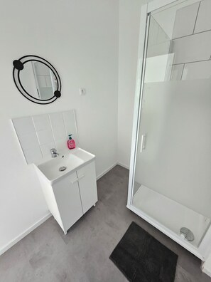 Douche, sèche-cheveux, serviettes fournies, savon