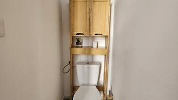 Douche, sĂšche-cheveux, serviettes fournies, savon