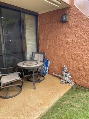 Outdoor dining - Give Your Soul some Aloha!!  Beautiful Kuleana Resort, Unit 505, West Maui!!!! (Lahaina)