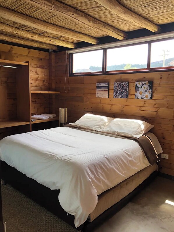 1 bedroom, bed sheets