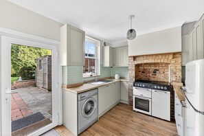Een koelkast, een microgolfoven, een oven, een kookplaat