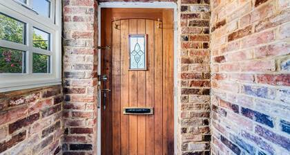 West Street Cottage âą Free Parking âą Fast Wifi âą Smart TV