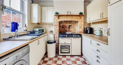 Charming Cottage • Free Parking • Fast Wifi • Smart TV