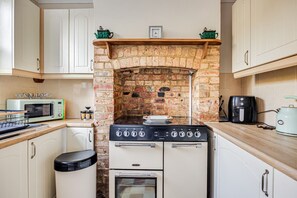 Een koelkast, een microgolfoven, een oven, een kookplaat