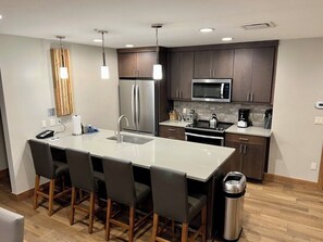 Fridge, microwave, oven, stovetop - Ski-in, Ski-out, 2-bedroom Apartment in Breckenridge - AC, fitness room, WiFi (Breckenridge)