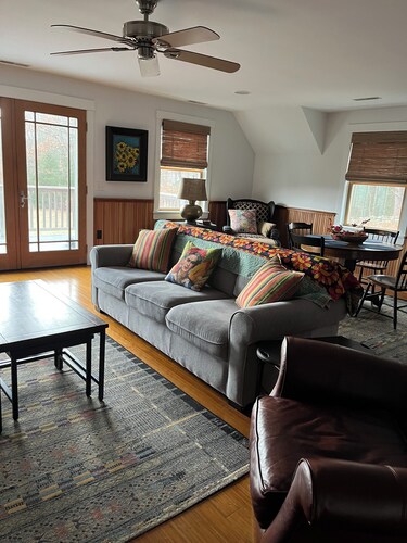 Charming 2-bedroom apartment in picturesque Wilton on a private road with views