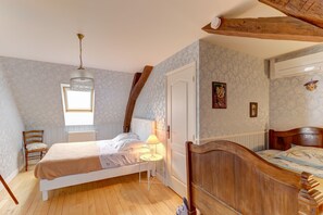 3 bedrooms, iron/ironing board, free WiFi, bed sheets