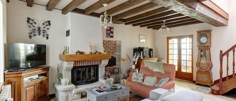 Fernseher, Kamin, DVD-Player, Stereoanlage