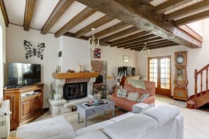 TV, caminetto, lettore DVD, impianto stereo