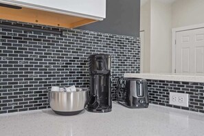 Interior - Shamrock Stay| Fire Pit| Boise| Bike Path|Sleeps 6 (Boise)