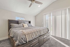 3 habitaciones, escritorio y tabla de planchar con plancha