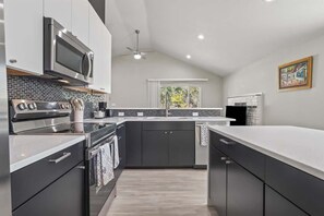 Refrigerador, microondas, horno y parrilla de estufa