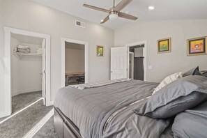 3 quartos, escrivaninha, ferros/tábuas de passar roupa, berço de viagem