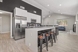 Fridge, microwave, oven, stovetop - Shamrock Stay| Fire Pit| Boise| Bike Path|Sleeps 6 (Boise)