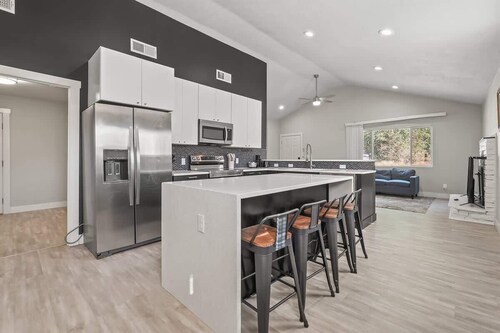 Shamrock Stay - Boise townhouse with fire pit