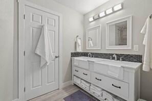 Secador de cabelo, toalhas de banho