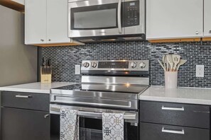 Fridge, microwave, oven, stovetop - Shamrock Stay| Fire Pit| Boise| Bike Path|Sleeps 6 (Boise)