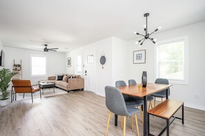 Interior - Comfy 3bd/2ba Cottage In The City of Atlanta (Atlanta)