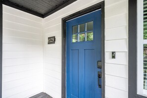 Exterior detail - Comfy 3bd/2ba Cottage In The City of Atlanta (Atlanta)