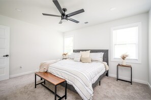 3 bedrooms, iron/ironing board, WiFi, bed sheets - Comfy 3bd/2ba Cottage In The City of Atlanta (Atlanta)