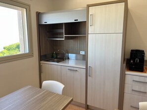 Refrigerador, microondas, lavavajillas y cafetera y tetera 