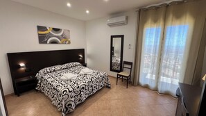 1 habitación, escritorio, tabla de planchar con plancha y cuna de viaje 