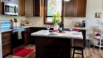 Réfrigérateur, micro-ondes, four, plaque de cuisson