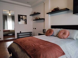 3 bedrooms, iron/ironing board, WiFi, bed sheets - Three bedrooms five bathrooms patio with pool private parking (Arriate)