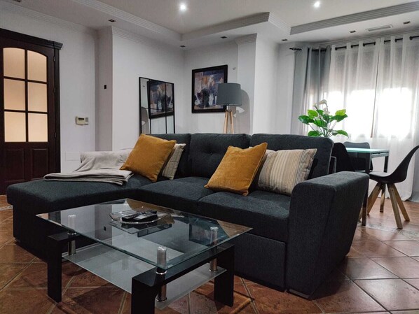 Living area - Three bedrooms five bathrooms patio with pool private parking (Arriate)