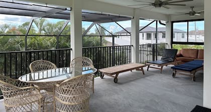 Luxe Pool-Side 6-bed Villa in Naples Minutes to Vanderbilt Beach and Mercato!